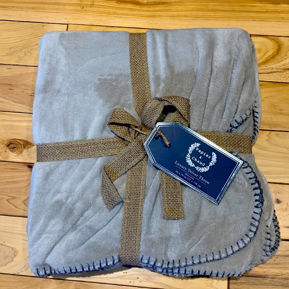 Papier & Chaud Light Grey Fleece Blanket